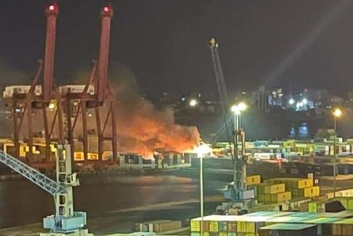 Đám cháy ở bãi container trong cảng Latakia, Syria. Ảnh: Twitter