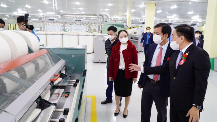Chủ tịch UBND tỉnh Nguyễn Văn Phương (thứ hai, từ phải sang) tham quan Nhà máy