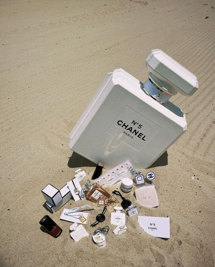 Bộ lịch mùa Vọng của Chanel lần đầu tiên ra mắt vào năm 2021, để kỷ niệm lần sinh nhật thứ 100 của Chanel N°5. Ảnh: Chanel, @yoyokulala. 