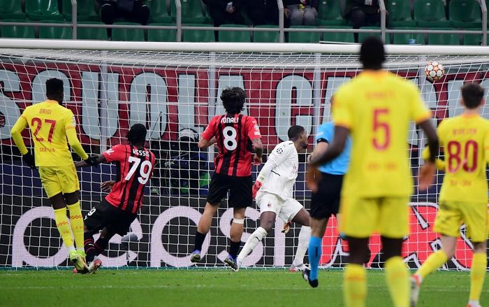  Thông tin Atletico Madrid có bàn mở tỷ số trước Porto dường như khiến cầu thủ Milan bị phân tâm. Phút 55, Tomori từ người hùng hóa tội đồ với pha để mất bóng ngay trước vùng cấm. Thủ môn Maignan cố gắng hết mình nhưng chỉ cản được cú sút căng của Mane. Anh bất lực nhìn bóng rót vào lưới sau pha đánh đầu nối của Divock Origi. 