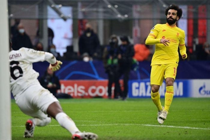  Lợi thế chỉ được Milan duy trì trong khoảng thời gian ngắn. Phút 36, Oxlade-Chamberlain qua mặt Kessie rồi tung cú sút quyết đoán. Sau khi bóng bật ra từ tay Maignan, Salah băng vào đá bồi đưa trận đấu trở lại vạch xuất phát. 