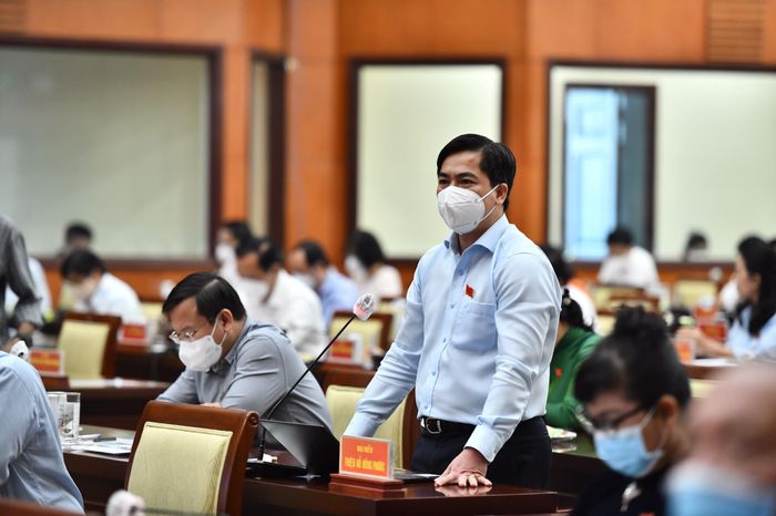  Đại biểu Triệu Đỗ Hồng Phước chất vấn Giám đốc Sở KHĐT. Ảnh: Phạm Ngôn. 