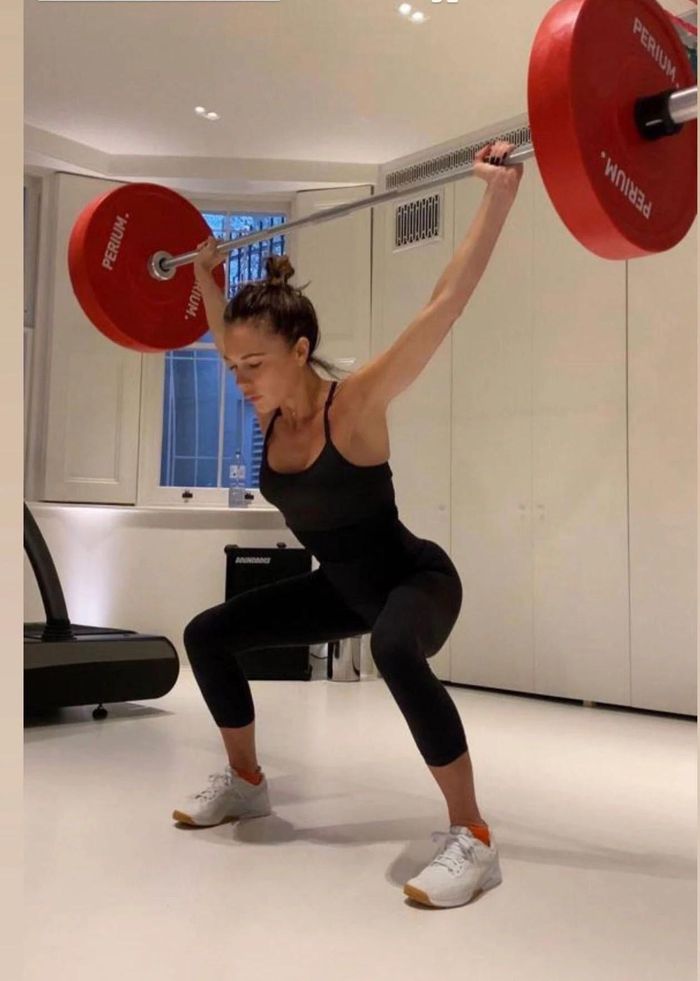 Victoria Beckham thực hiện bài tập cường độ cao tại nhà. Ảnh: Victoriabeckham.