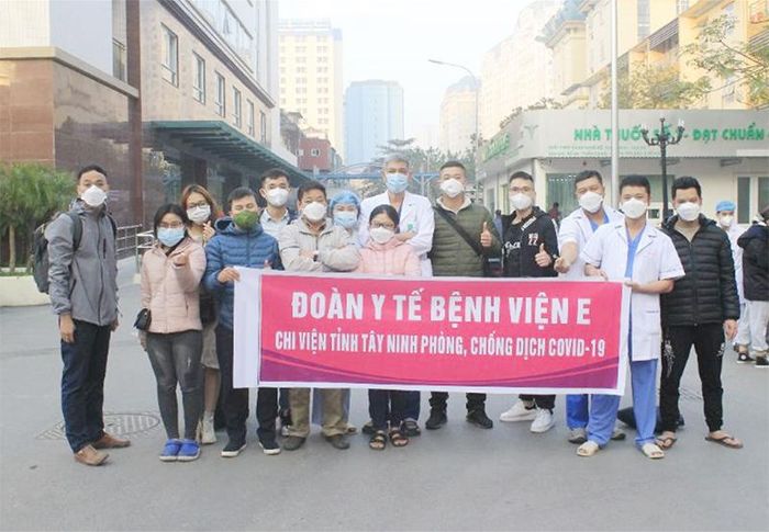 Ngày 8/12/2021, đoàn công tác Bệnh viện E gồm 20 bác sĩ, điều dưỡng lại lên đường vào tâm chi viện cho phiên dậu Tổ quốc là tỉnh Tây Ninh trong công tác phòng chống dịch bệnh Covid 19 do bác sĩ Nguyễn Ngọc Hải - khoa Cấp cứu làm trưởng đoàn.