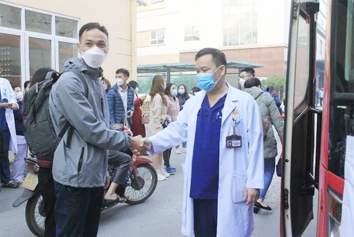 Lãnh đạo bệnh viện chia tay các y bác sĩ.
