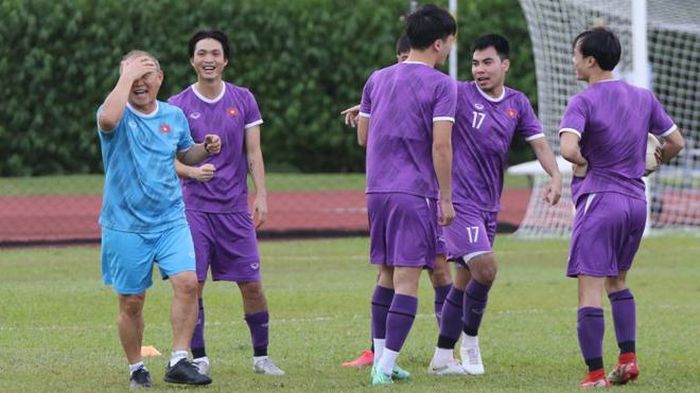 HLV Park Hang Seo vui vẻ khi "đá ma" cùng học trò