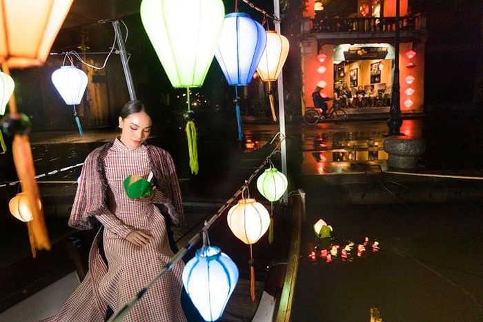  Hương Ly tham gia hoạt động thả hoa đăng tại Sông Hoài