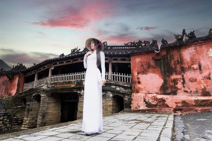 Người đẹp bên Chùa Cầu 