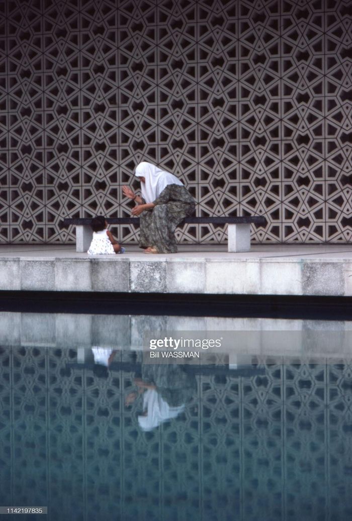 Nữ tín đồ Hồi giáo trong sân của thánh đường Masjid Negara.