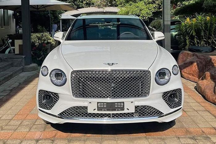 Bentley Bentayga 2021 mới sở hữu lưới tản nhiệt ma trận lớn hơn so với thế hệ cũ, được dựng thẳng đứng cứng cáp hơn, trong khi công nghệ đèn pha LED ma trận thông minh mới bao gồm thiết kế đặc trưng của Bentley lấy cảm hứng từ đồ thủy tinh cắt pha lê.