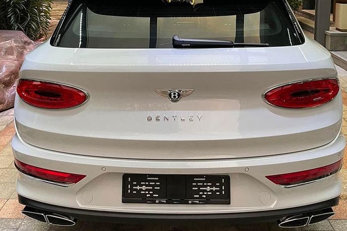 Ở phần thân sau, Bentayga mới đã có một sự thay đổi lớn, với việc thiết kế lại toàn bộ bề mặt bao gồm cửa hậu rộng với bọc đèn mới, biển số được chuyển xuống dưới cản xe để trông gọn gàng hơn. Chiều rộng rãnh phía sau tăng 20 mm mang lại lợi ích về mặt động lực học và định vị lại các bánh xe theo vòm của chúng để cải thiện thế đứng của xe. Mâm xe kích thước 22 inch thiết kế độc đáo.
