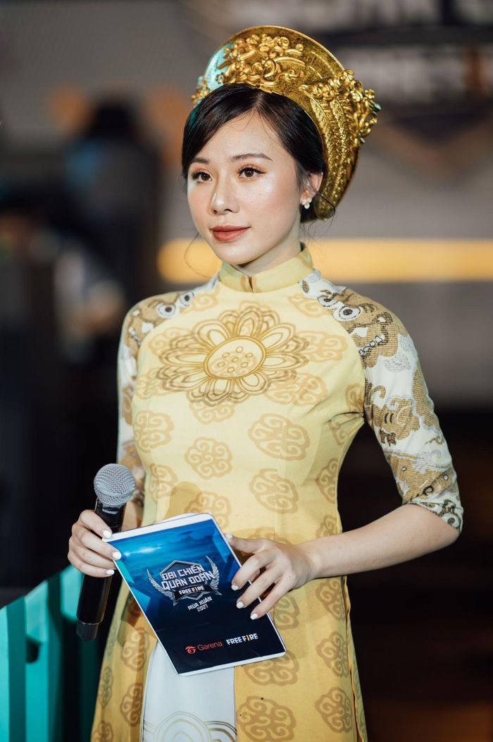 Minh Anh là một cô gái thân thiện, thông minh nên khi ở cạnh cô mọi người đều thấy tràn đầy năng lượng.