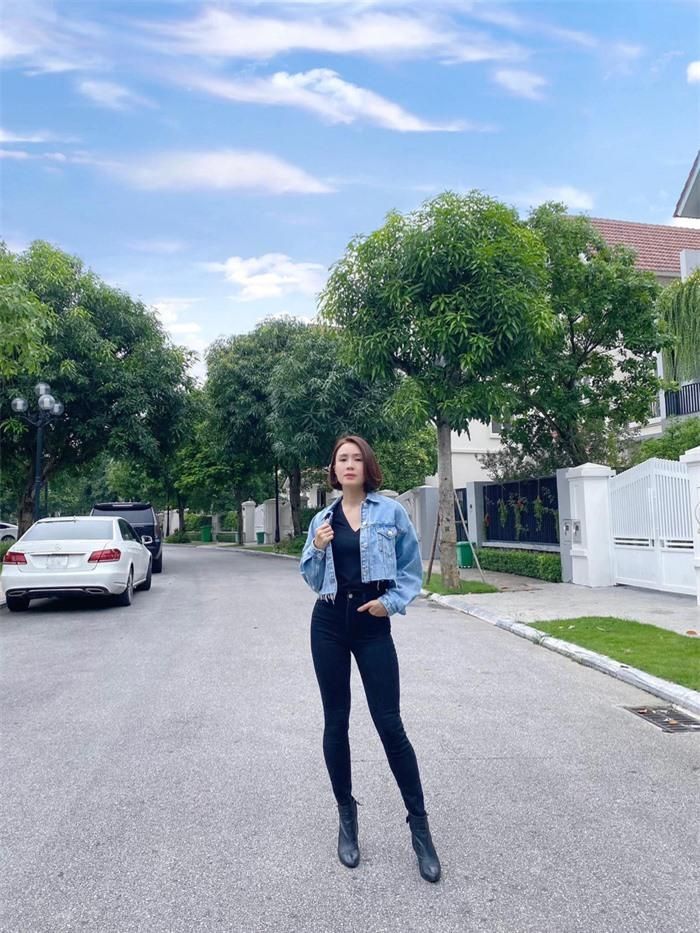 Hồng Diễm đầy cá tính, bụi bặm trong bộ trang phục gồm áo thun quần jeans tuyền màu đen, đi boots thấp cổ và khoác ngoài denim jacket. Điểm đặc biệt nữa của bộ đồ chính là khả năng kéo chân vi diệu, tất cả là nhờ Hồng Diễm đã khéo léo sơ vin, mix đồ tuyền màu đen từ áo quần cho đến boots thấp cổ.