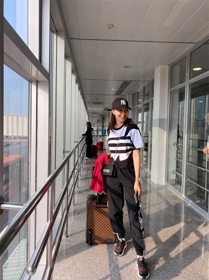 Hồng Diễm lên đồ với outfit tương đối hầm hố, đậm chất thể thao. Và nhờ nhan sắc tươi trẻ, nữ diễn viên trông vẫn cực ổn áp, không hề bị "cưa sừng làm nghé" khi diện bộ đồ trẻ trung, năng động.