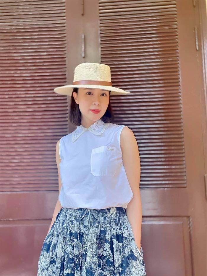 Diện mũ cói có thể khiến vẻ ngoài của người diện trông "sến" đi, nhưng Hồng Diễm lại không gặp phải tình huống này. Món phụ kiện cô chọn rất hợp với outfit gồm áo blouse dáng gilet chân váy họa tiết, và tất cả những items này đã tạo nên bộ đồ trẻ trung, đầy ngọt ngào.