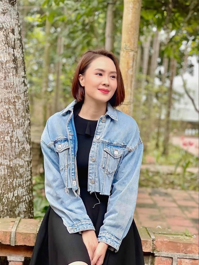 Diện váy đen dễ bị "dừ", và thế là Hồng Diễm đã khoác ngoài một chiếc áo denim jacket. "Nước đi" này quả là sáng suốt vì giúp outfit trông trẻ trung, phóng khoáng hơn hẳn. Bộ đồ này cũng rất hợp với nhan sắc ngọt ngào, tươi tắn của U40 Hồng Diễm.