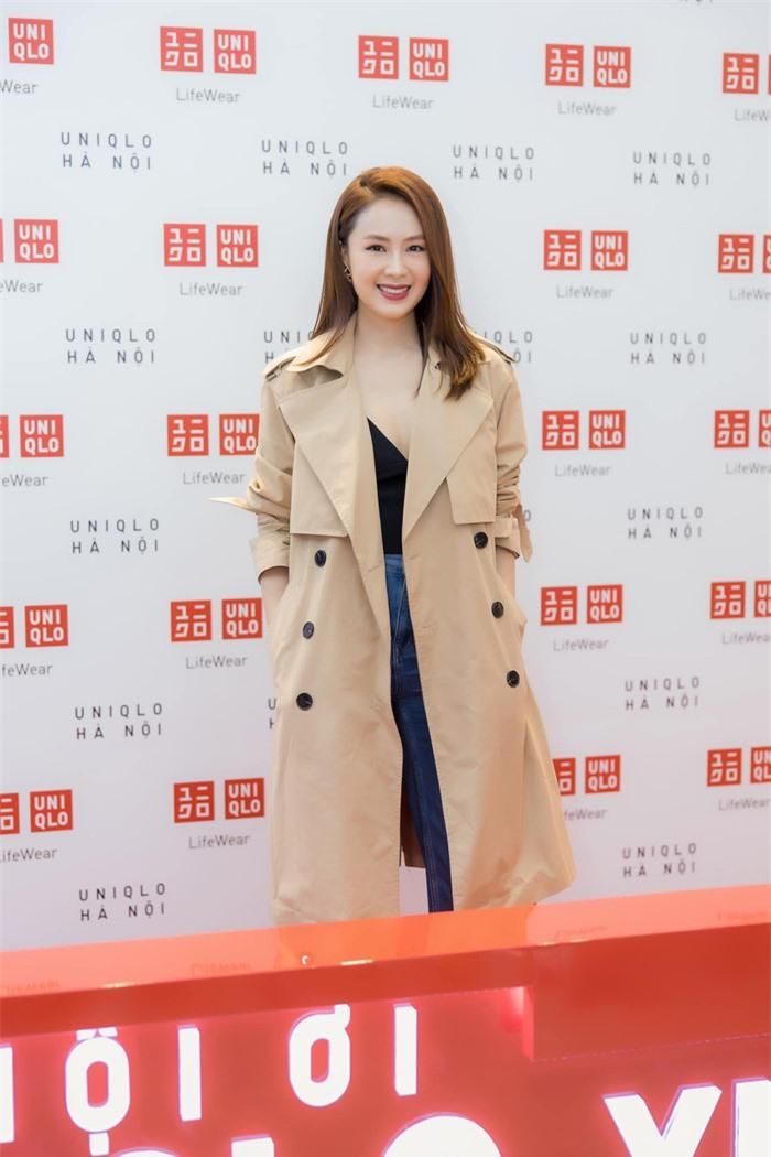 Bộ đồ của Hồng Diễm là gợi ý tuyệt hay cho nàng 30. Outfit này gồm những items dễ mặc như áo thun đen, quần jeans và trench coat, khi kết hợp với nhau thì sẽ mang đến cho người mặc sự trẻ trung, nhưng vẫn thanh lịch.
