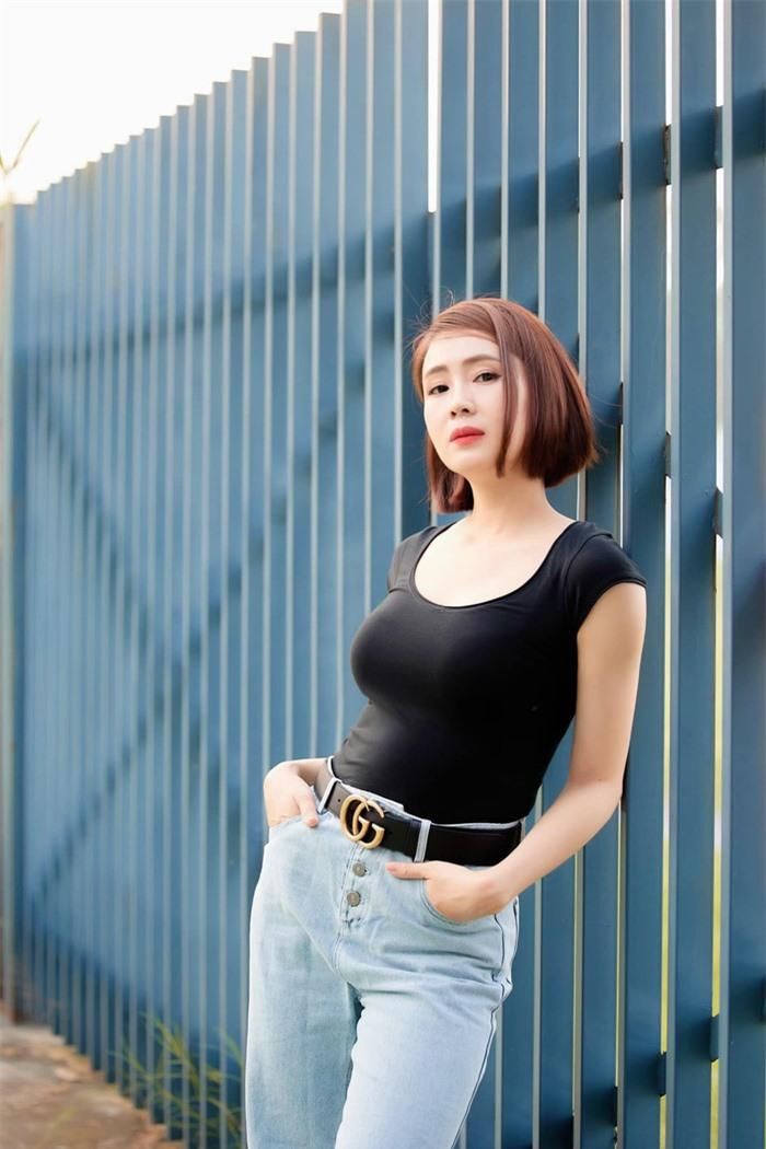 Hồng Diễm khoe dáng thon gọn trong set đồ gồm áo thun dáng ôm quần jeans xanh. Dù sở hữu chiều cao lý tưởng, Hồng Diễm cũng không quên nhiệm vụ hack dáng bằng cách sơ vin gọn gàng, đồng thời nhấn nhá chiếc thắt lưng để tăng hiệu quả cải thiện chiều cao thêm nữa. Bộ trang phục này của Hồng Diễm là gợi ý tuyệt vời cho các quý cô U40 vì diện lên trẻ trung, nhưng không bị "cưa sừng làm nghé".