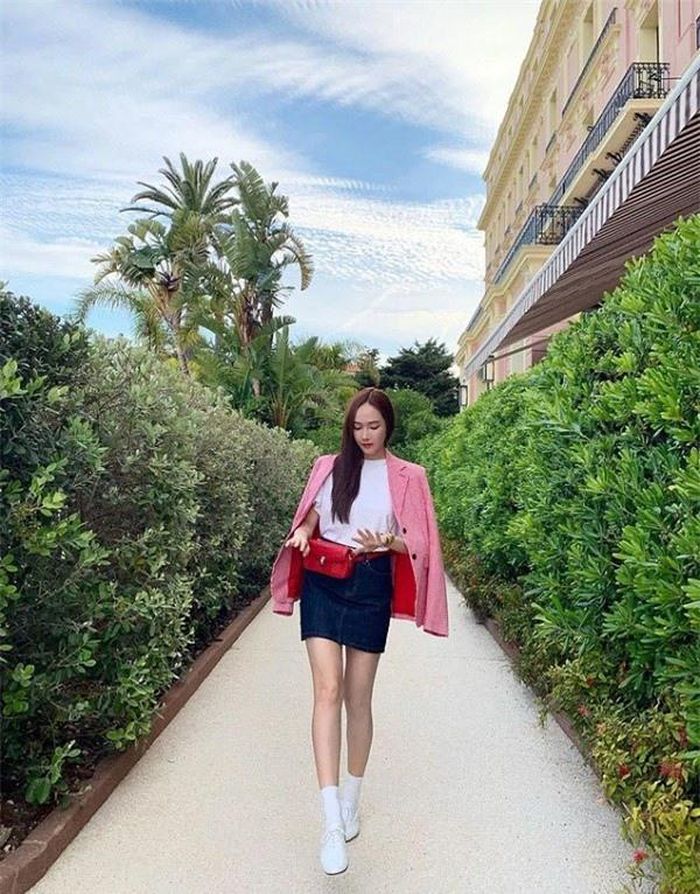 Cặp đôi hoàn hảo dành cho các cô gái muốn "hack" tuổi là áo blazer màu hồng và chân váy jeans.