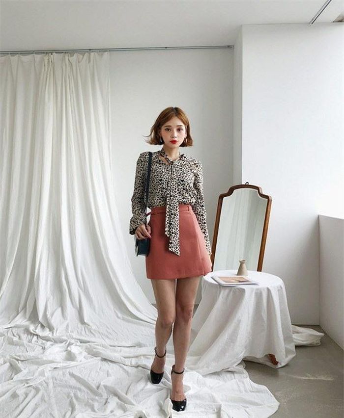 Một chiếc chân váy ngắn màu hồng đất làm set đồ của các nàng trông mới mẻ hơn.