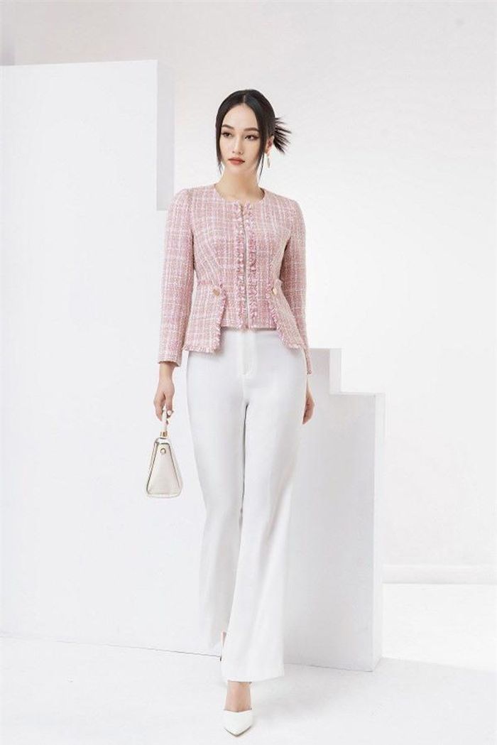 Các quý cô chọn diện áo vải tweed màu hồng là style hóa sang-xịn-mịn trong vòng một nốt nhạc.