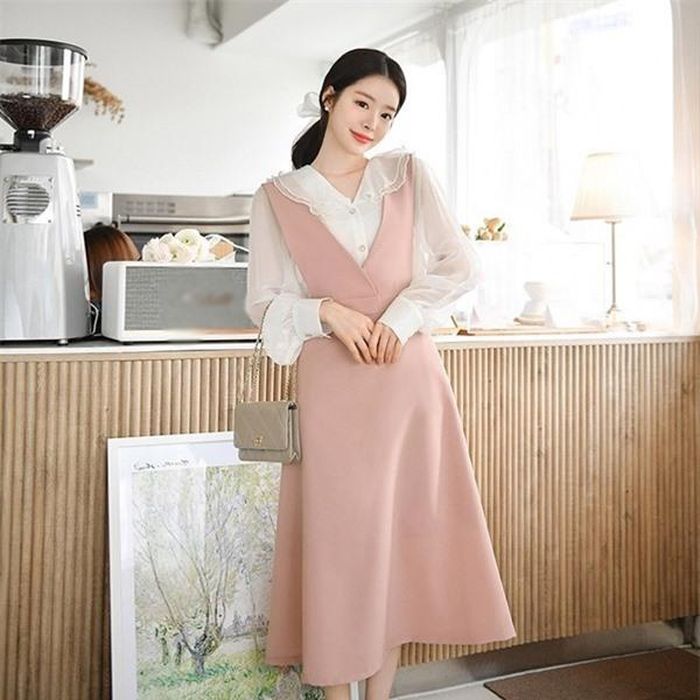 Chị em muốn điệu đà có thể diện áo blouse dài tay cùng váy yếm màu hồng.