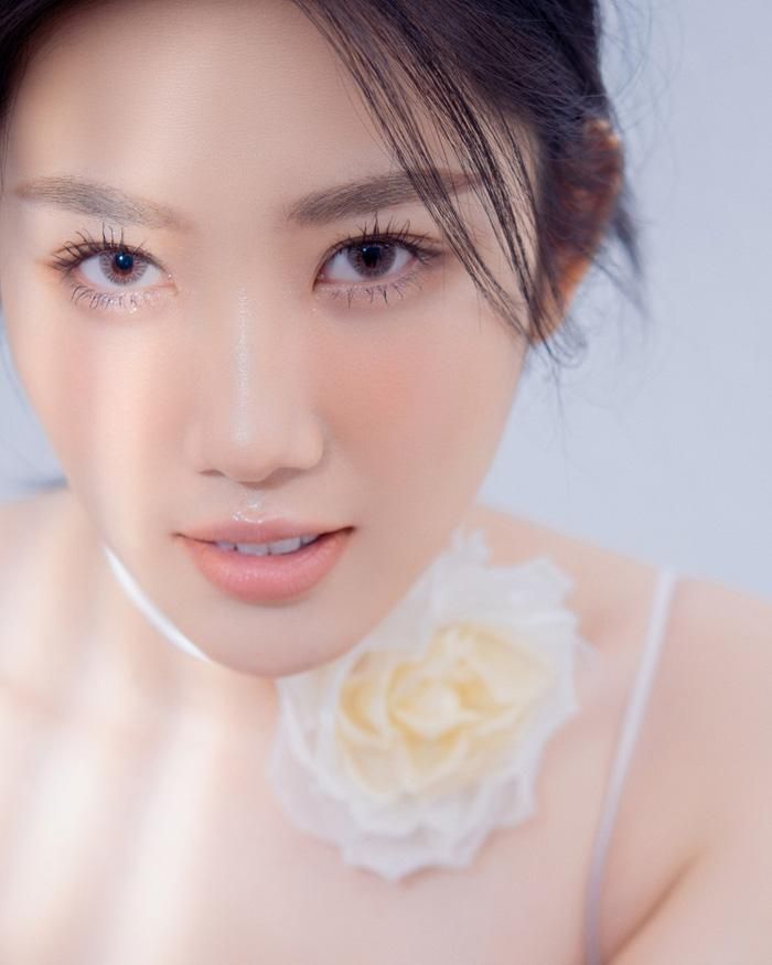 Việc thực hiện bộ ảnh profile để giới thiệu bản thân với khán giả và đối tác đã rất phổ biến với các diễn viên trên thế giới. Với phong cách chụp tối giản, mục đích chính là để diễn viên giới thiệu nhan sắc thật bằng lối trang điểm nhẹ nhàng và khả năng diễn xuất qua khuôn mặt, nhưng đôi khi những bộ ảnh profile đỉnh cao lại trở thành chủ đề gây sốt cho khán giả. Gần đây nhất là bộ ảnh “debut” trong vai trò diễn viên của thành viên Jisoo (nhóm Blackpink). Tuy nhiên ở Việt Nam thì hình thức này vẫn còn khá mới, và Thúy Ngân là một trong những diễn viên tiên phong thực hiện