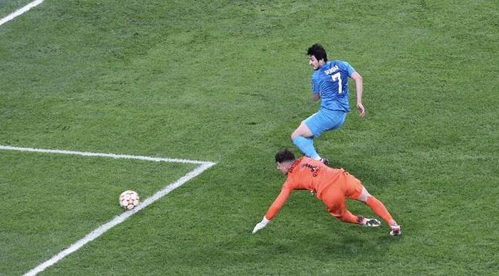 Azmoun vượt qua Kepa trước khi làm tung lưới Chelsea