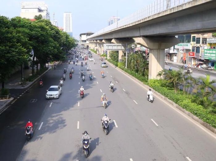 Các phương tiện lưu thông trên đường Nguyễn Trãi. Ảnh: Hoàng Hiếu - TTXVN
