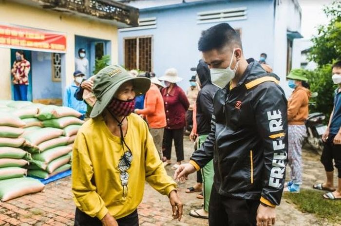 Streamer Bác Gấu gần đây khiến người hâm mộ “mát mặt” khi dùng tiền donate của mình để ủng hộ đồng bào khó khăn.