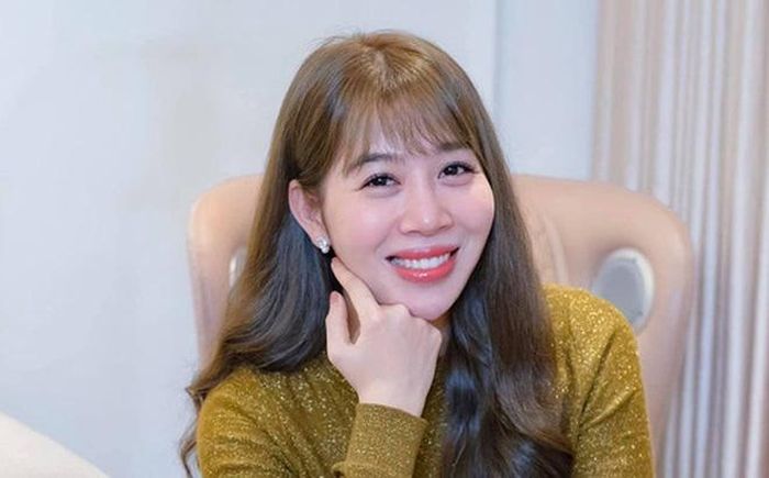 Thế nhưng mới đây, Diệp Chi gây chú ý khi tiết lộ kế hoạch muốn nghỉ hưu sớm. Cô viết: "Đã hơn 1 lần mình thổ lộ trên Facebook về kế hoạch nghỉ hưu sớm và cùng con chu du các miền đất mới. Không hề viễn tưởng đâu, mình đang dần chuẩn bị cho ngày đó rồi. Mình sắp sửa bước sang tuổi 37, thời gian trôi vèo chẳng mấy chốc mà tuổi 50, 60 ập đến. Người ta cứ nói hãy sống hết mình cho hiện tại nhưng không có nghĩa là không chuẩn bị cho tương lai...