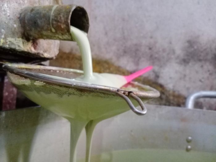 Gạo được sàng lọc kỹ càng, vo sạch bụi bẩn, loại bỏ tạp chất rồi ngâm nước trong vòng 4 - 8 tiếng đồng hồ rồi mới được đem xay nhuyễn thành thứ bột sánh mịn. 