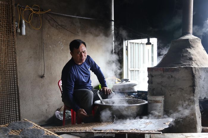 Ba đời làm nghề tráng bánh, ông Nguyễn Văn Hồng (55 tuổi) cho biết mỗi ngày gia đình có thể làm ra 7.000 - 8.000 chiếc bánh. Giá bán trung bình 20.000 - 25.000 đồng/10 chiếc bánh đa sống.