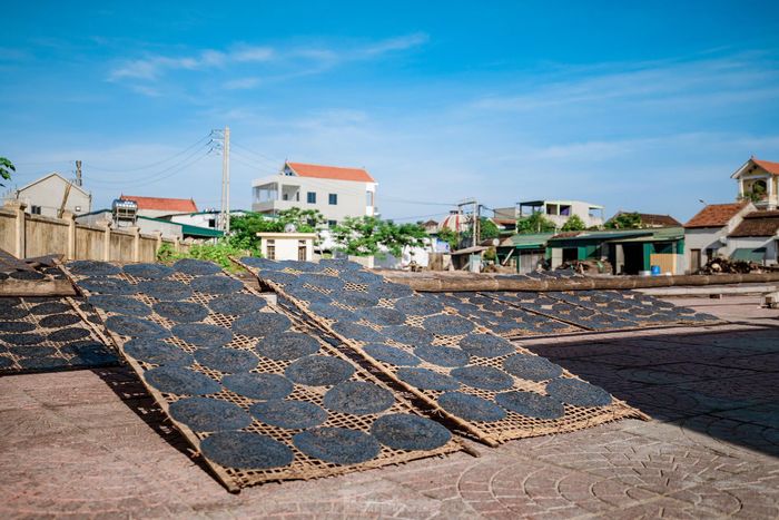 Bánh đa Đô Lương có kích thước nhỏ và màu đậm nhưng thơm giòn, vị bùi bùi của gạo và vừng, vị cay nồng của tỏi, tiêu rất khó quên. "Ta đi nhớ nhút Thanh Chương. Bánh đa xúc hến Đô Lương thơm lừng"...