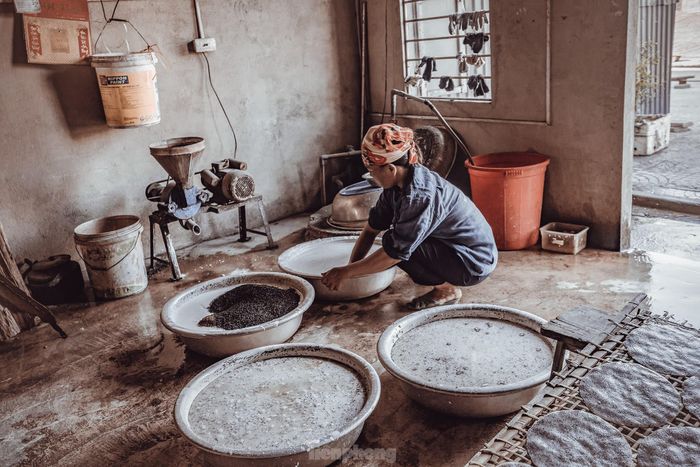Để có một chiếc bánh đa thơm ngon, hấp dẫn, người làm bánh phải trải qua rất nhiều công đoạn. Kỳ công từ khâu chọn nguyên liệu đến chế biến, sản xuất. Trước đây, người dân tráng bánh bằng bột gạo nước, trộn với vừng đen. Nay để tăng thêm vị thơm ngon, người ta cho thêm gừng, hạt tiêu, tỏi giã nhỏ, trộn vào bột gạo để tráng.