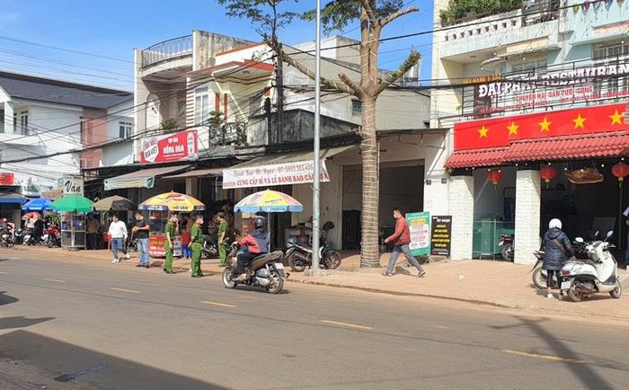 Cơ quan công an khám nghiệm hiện trường nơi xảy ra vụ hỗn chiến để phục vụ công tác điều tra, làm rõ vụ việc