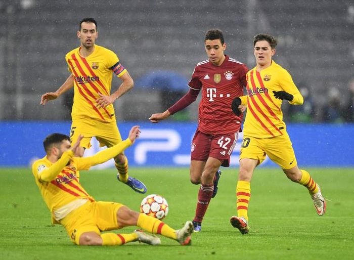 Barcelona (áo màu vàng) phải xuống thi đấu ở Europa League. (Ảnh: REUTERS)