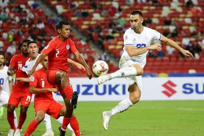 Đội tuyển Singapore (trái) đang thể hiện sức mạnh vượt trội tại bảng A AFF Cup 2020.