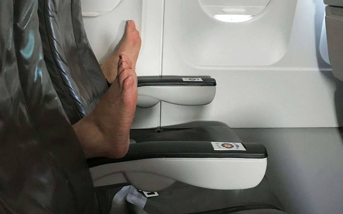 Việc hành khách đi chân trần, gác linh tinh trên máy bay không phải chuyện hiếm