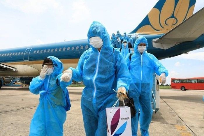 Không ít người, cả những người Việt Nam đang ở nước ngoài, và các gia đình ở Việt Nam có thân nhân “kẹt” bên ngoài lạc quan về những cuộc đoàn tụ trong tương lai gần. Ảnh: VNA