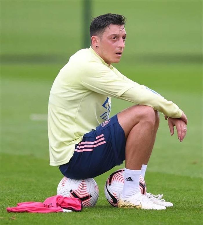 Oezil từng tụt dốc không phanh sau khi gia hạn hợp đồng với Arsenal