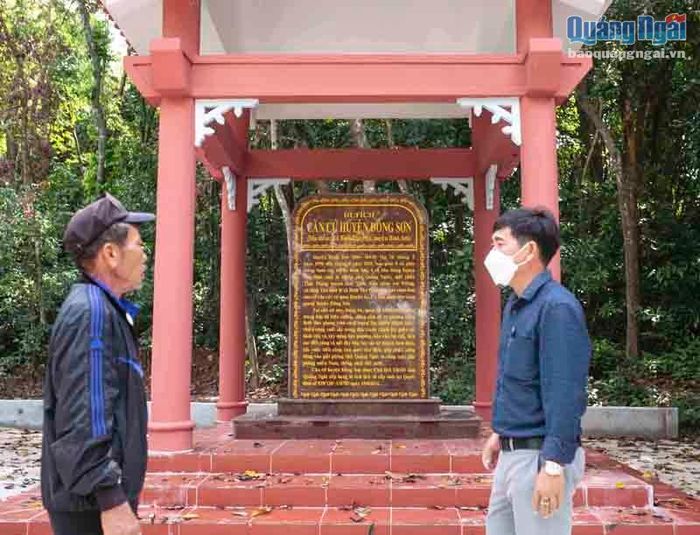 Bia di tích căn cứ huyện Đông Sơn. Ảnh: T.Hậu