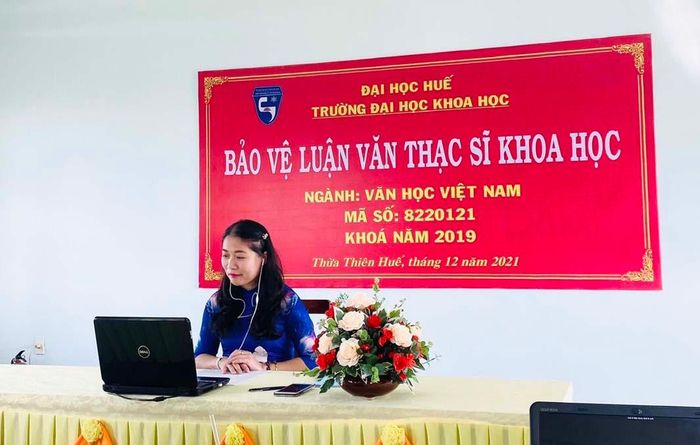 Chị Nguyễn Thị Diễm-học viên khóa 2 chuyên ngành Văn học Việt Nam tại buổi bảo vệ luận văn thạc sĩ được tổ chức theo hình thức trực tuyến. Ảnh: Trần Huệ