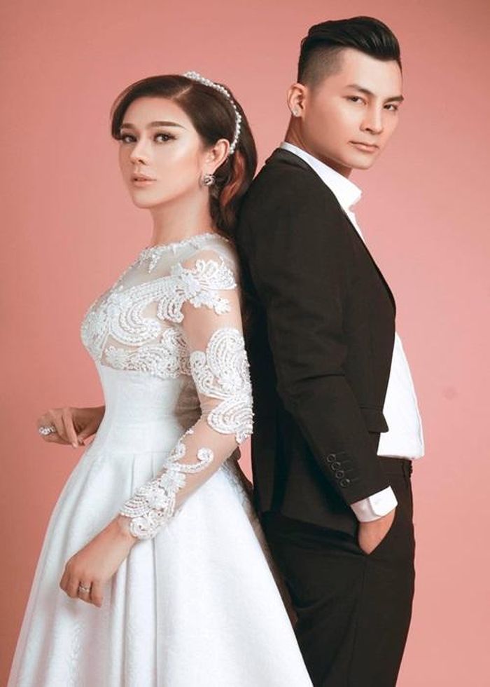 Bên cạnh đó, gần 1 ngày trước khi đưa ra tuyên bố chia tay, Phi Hùng chia sẻ đoạn clip ngắn có nội dung: "Tặng cho chị em phụ nữ câu nói như thế này. Bất kỳ thằng con trai nào trên đời đều không thích đứa con gái mà nó thích đi nói chuyện với một thằng con trai khác. Vậy nên đừng có nói đó chỉ là tình bạn thuần túy hay đừng có nói đó chỉ là anh trai kết nghĩa. Nếu bạn thật lòng yêu anh ấy thì hãy dừng lại những mối quan hệ như vậy nha". Không rõ vì sao Phi Hùng đăng tải clip này.