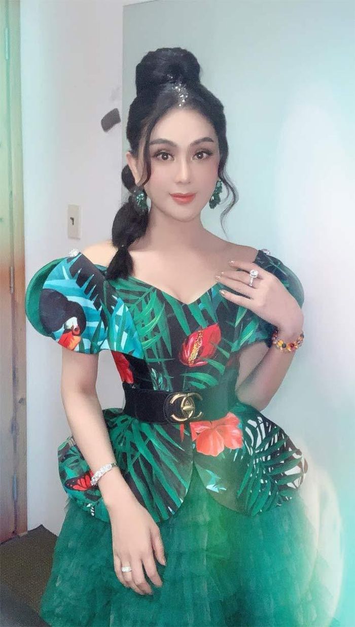 Áo peplum với họa tiết hoa to kết hợp với chân váy xanh cùng màu áo, Lâm Khánh Chi xinh đẹp như một nàng công chúa.