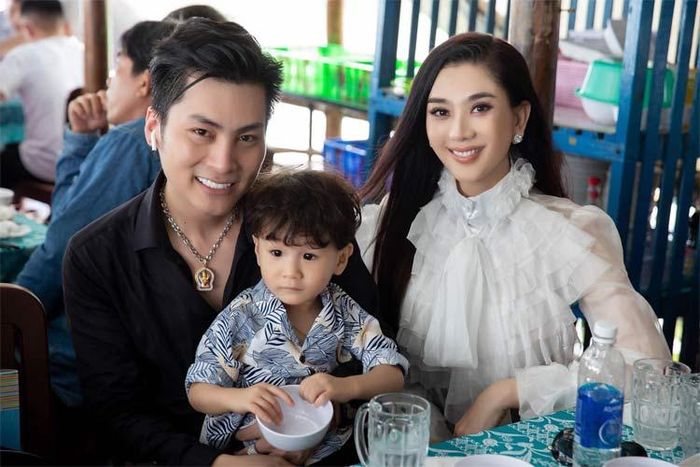 Người đẹp 44 tuổi diện áo sơ mi ren với phần cổ thiết kế xếp bồng bềnh khi cùng chồng con về quê chồng chơi.
