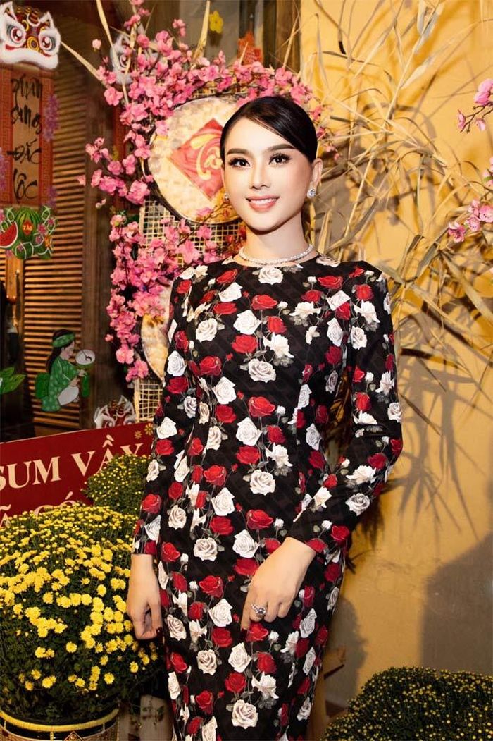 Lâm Khánh Chi giản dị nhưng vẫn nổi bật với chiếc áo dài họa tiết hoa hồng.