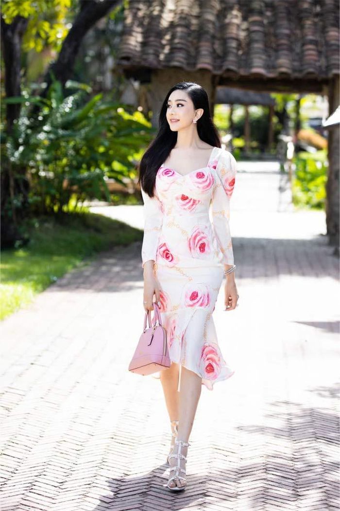 Váy hoa đuôi cá giúp Lâm Khánh Chi nữ tính và mềm mại hơn rất nhiều.