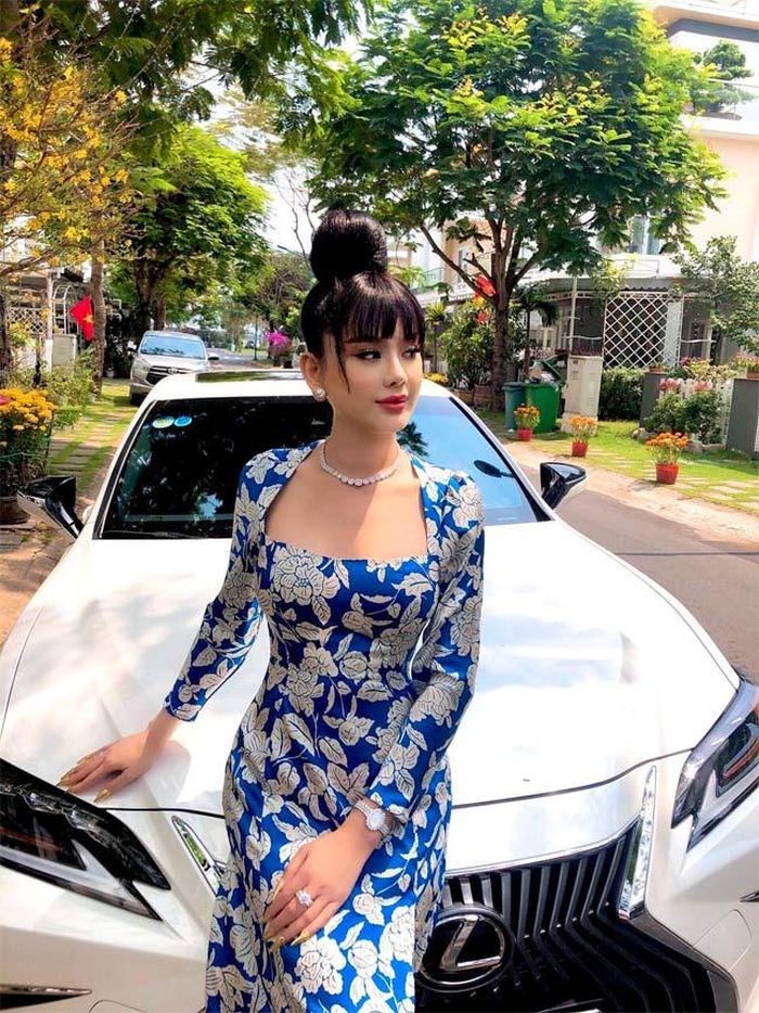 Váy hoa, áo dài hoa là một trong những món đồ không thể thiếu trong tủ đồ của Lâm Khánh Chi.