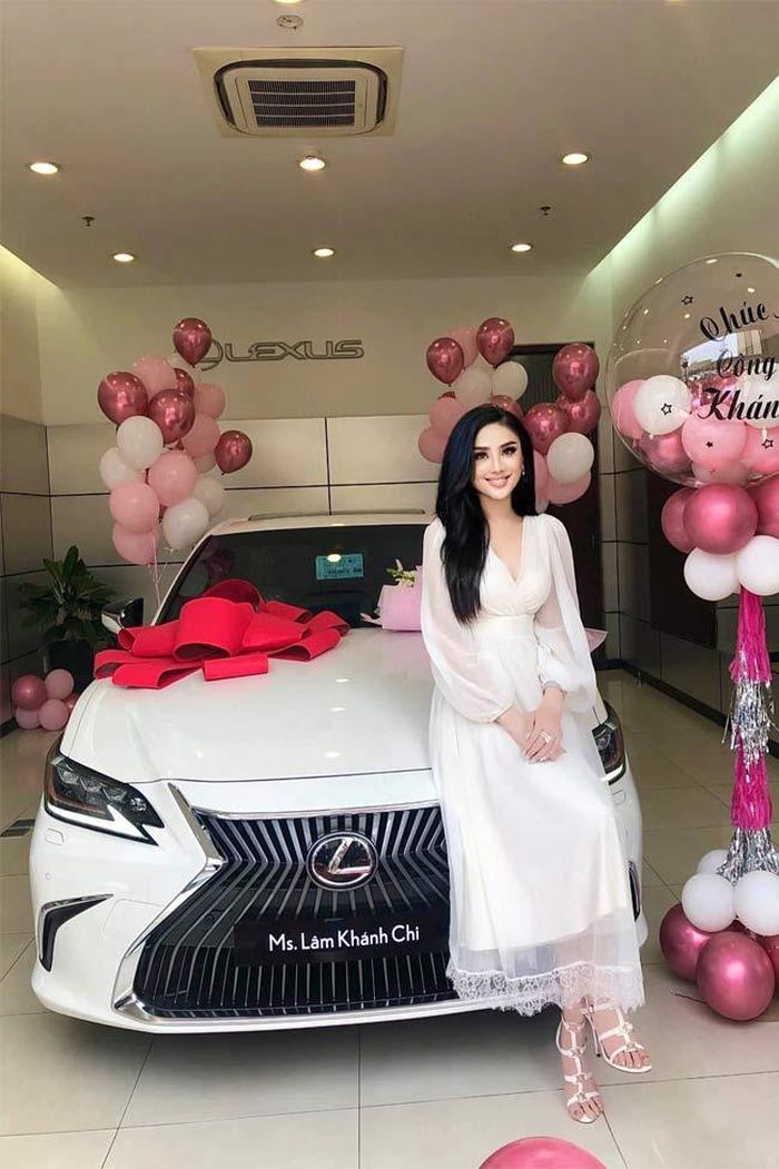 Trong buổi nhận xe mới, Lâm Khánh Chi mặc một chiếc váy ren màu trắng rất điệu đà với phần tay bồng và cổ xẻ sâu.